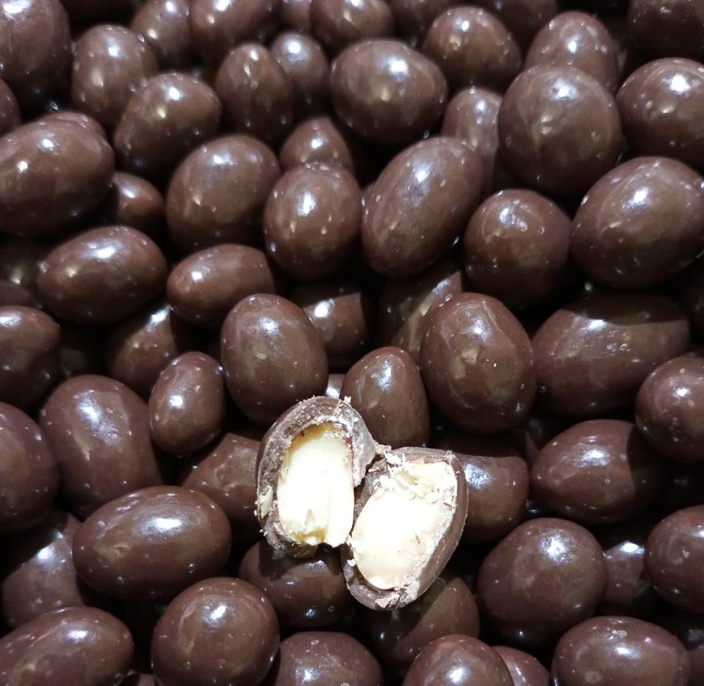  Арахис в шоколадной глазури "Молочный" — жареный арахис в глазури молочный шоколад.  Наверно, самое известное всем с детва лакомство, сочетающее в себе вкус орехов и вкус молочного шоколада. Незаменим к чаю или кофе. Необходимо контролировать потребление данного продукта. 